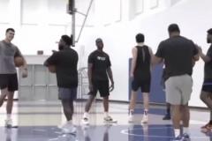 速度變快了？楊瀚森赴美特訓(xùn)：底角三分4連中 籃下?lián)烨?連扣