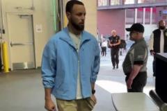 G1即將開戰(zhàn)！庫(kù)里抵達(dá)森林狼球館沒想到還得過安檢交手機(jī)啊