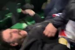 國米絕殺后，一位國米球迷躺在座椅上瘋狂吶喊