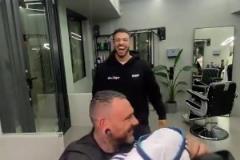 你很幽默？名場(chǎng)面：巴塞羅那的一位理發(fā)師讓顧客穿上皇馬圍兜！