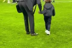 三年內(nèi)兩進歐冠決賽！賽后因圣帶著小兒子接受內(nèi)拉祖里致意?