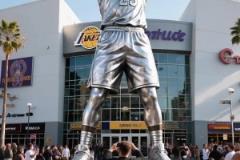 如果湖人為詹姆斯立一個(gè)這樣的雕像 你覺得如何？