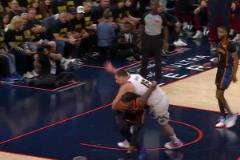 瘋狂針對雷霆全隊輪番給約老師上身體對抗！強度太大了