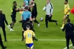 沙特網(wǎng)友吐槽C羅在發(fā)生沖突后返回更衣室，仿佛和自己無(wú)關(guān)