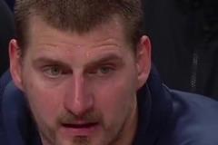 掘金43分大比分落后雷霆，場下的約老師雙眼迷離！