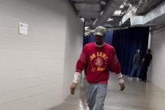 招牌大垮褲！亞歷山大G2賽前穿搭 西海岸畫風(fēng)拉滿了