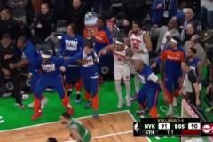 在場(chǎng)邊見證大橋搶斷絕殺，唐斯緊握雙拳振臂怒吼?。? title=