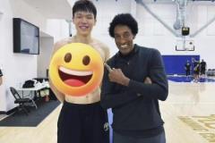 楊瀚森偶遇帶兒子訓(xùn)練的皮蓬 訓(xùn)練師向皮蓬介紹：下一個姚明?。? title=