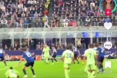 巴薩球迷曬視頻：佩德里無球多次被阿切爾比推倒，裁判無表示