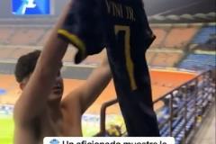 真勇啊，一位國米球迷賽后對著巴薩球迷展示維尼修斯皇馬球衣