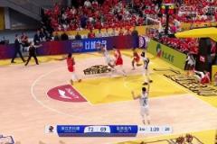 在國內球員中相當罕見！朱俊龍快攻直接將外援杰曼的上籃釘板帽了下來！