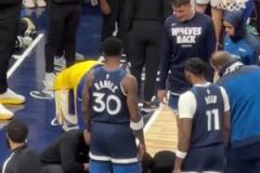 華子被TJD踩傷倒地，追夢(mèng)也上前查看，隨后華子被攙扶下場(chǎng)