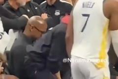 勇士遭森林狼打花，庫(kù)里在場(chǎng)邊只能干著急呀！