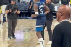 也是耐殺王！華子被踩腳踝離場(chǎng)幾分鐘后就回來(lái)熱身 下半場(chǎng)首發(fā)！