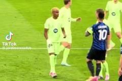 起來！勞塔羅一把拉起亞馬爾