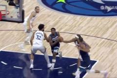 耐殺王！華子被踩傷后經(jīng)過(guò)中場(chǎng)休息調(diào)整，下半場(chǎng)王者歸來(lái)出戰(zhàn)！