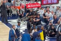 看華子被攙扶下場(chǎng)的樣子，感覺(jué)有點(diǎn)嚴(yán)重啊，千萬(wàn)可沒(méi)有大礙