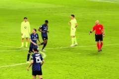 現(xiàn)場球迷：丟球后阿勞霍指責(zé)佩德里