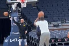 心情還不錯(cuò)！受傷的庫里給追夢(mèng)當(dāng)起了球童