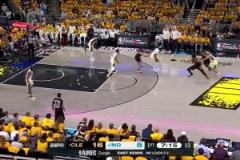 不是哥們你喬丹??？米切爾空中1扛2！拉桿對抗神仙球2+1