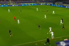 賽后克雷桑和石柯、劉洋賽會(huì)打成一片，激烈復(fù)盤比賽