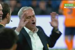 穆帥很無奈！伊斯坦布爾球員明顯手球！主裁查看VAR拒判點(diǎn)球！