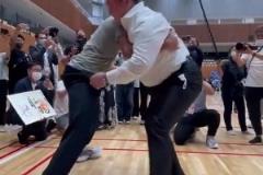 庫里挑戰(zhàn)橫崗白鵬，完全推不動(dòng)??！