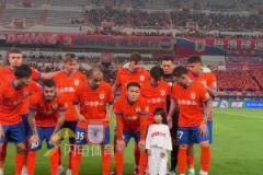 李源一女兒參加賽前合影，一下子撞到謝文能的心巴上