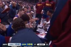 精神領(lǐng)袖??！掘金加時領(lǐng)先雷霆7分，威少激情為隊(duì)友們加油鼓勁！