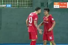 真性情！張志雄為重慶隊(duì)進(jìn)球后，亮出廣州隊(duì)隊(duì)標(biāo)護(hù)腿板