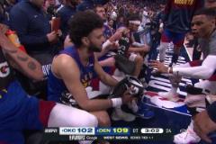 永葆激情！加時領先暫停時威少給隊友狂煲雞湯