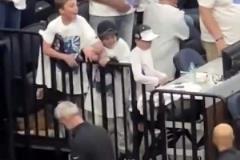 優(yōu)質(zhì)偶像！一堆人走過，就庫里和小球迷擊掌了