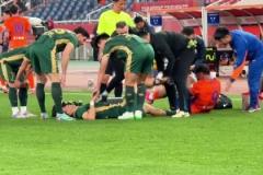 受傷的克雷桑、孫國文，治療的前隊(duì)醫(yī)桑德羅，滿屏的泰山隊(duì)元素