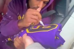 毫無架子！布朗尼耐心給粉絲簽名