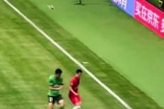 成都球迷：排第1后被針對，名場面王剛騎武磊身上都沒事