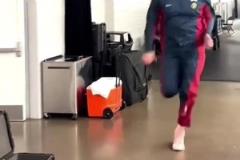 約基奇這小跑像極了上班快遲到的樣子