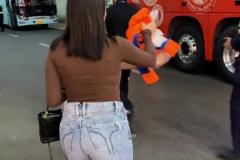 美滋滋！瓦科本場爆發(fā)拿下帽子戲法，賽后與愛妻拿走比賽用球