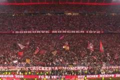 致謝拜仁死忠！穆勒爬上南看臺(tái)喊麥和球迷一起慶祝！