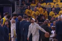 還能撐到你復(fù)出嗎暫停期間庫里獨(dú)自在一旁運(yùn)球瞄籃