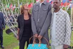 強(qiáng)大的基因！文班亞馬的父母也有將近兩米吧