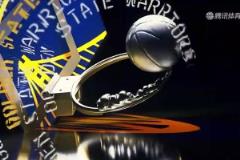 小學(xué)生偷吃被發(fā)現(xiàn)了！庫里扮演教練邊吃糖邊看技術(shù)統(tǒng)計(jì)