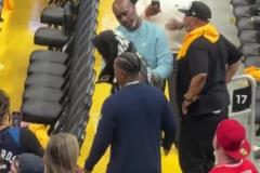 我兒子今天沒防住你！老佩頓賽后和愛德華茲寒暄擁抱