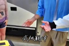 毫無架子！受傷的庫里為等候的球迷簽名