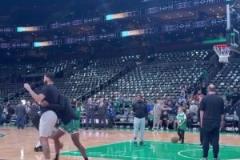 詼諧一刻！塔圖姆此前賽前訓(xùn)練運(yùn)球被助教輕松斷掉！