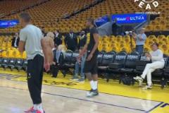 球隊(duì)領(lǐng)袖的作用！賽后塔圖姆和杰倫-布朗在更衣室與全隊(duì)擊掌