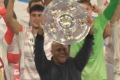 教練生涯首個(gè)頂級(jí)賽事冠軍！孔帕尼高舉沙拉盤慶祝！