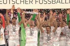 生涯首冠高舉沙拉盤！網(wǎng)友調(diào)侃：凱恩也算是有舉杯經(jīng)驗了！