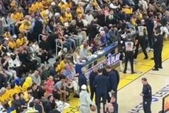 暫停期間，庫里在場邊運(yùn)球，看起來真的很想上場?。? title=