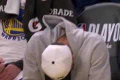 勇士最后時(shí)刻比分落后 庫里場(chǎng)邊低頭不語