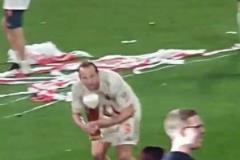 偷感十足！凱恩偷偷潑啤酒的樣子，可以和“嘎子偷狗”并列了